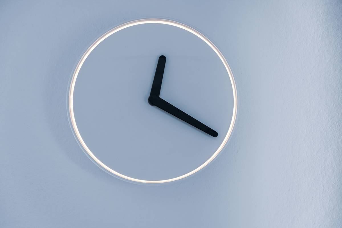 Using timekeeping wall clock design decorate to balance room asymmetry